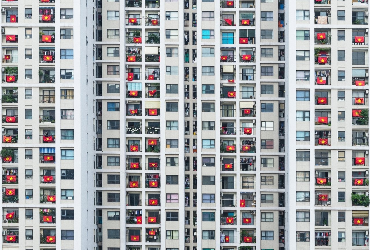 Nguoi An Do chup toa chung cu o Ha Noi ngap sac do giua mua dich hinh anh