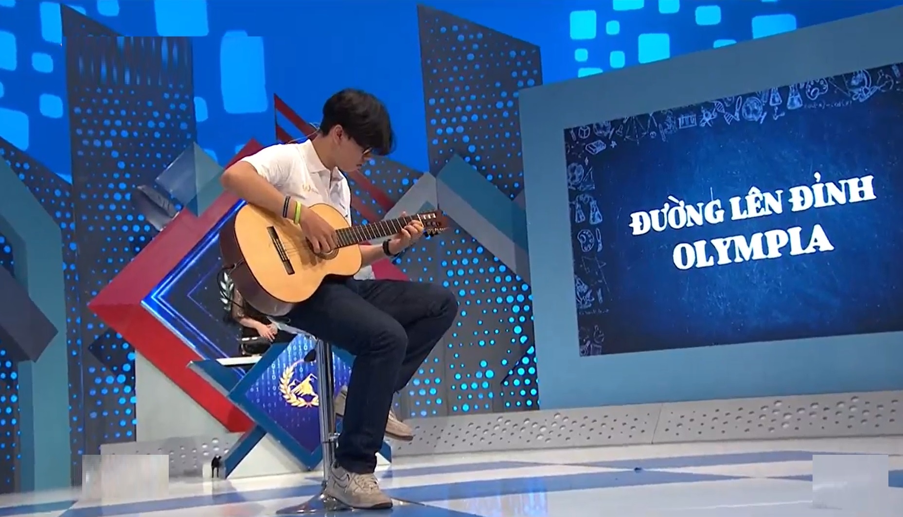 Giai dieu nhac phim 'Mat biec' khien truong quay Olympia thon thuc hinh anh