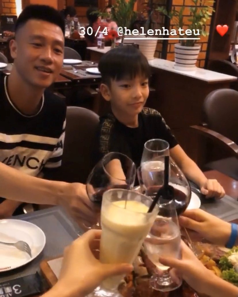 cau thu lam gi ky nghi le anh 12