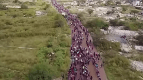 Xep hang dai 4 km nhan do an mien phi hinh anh