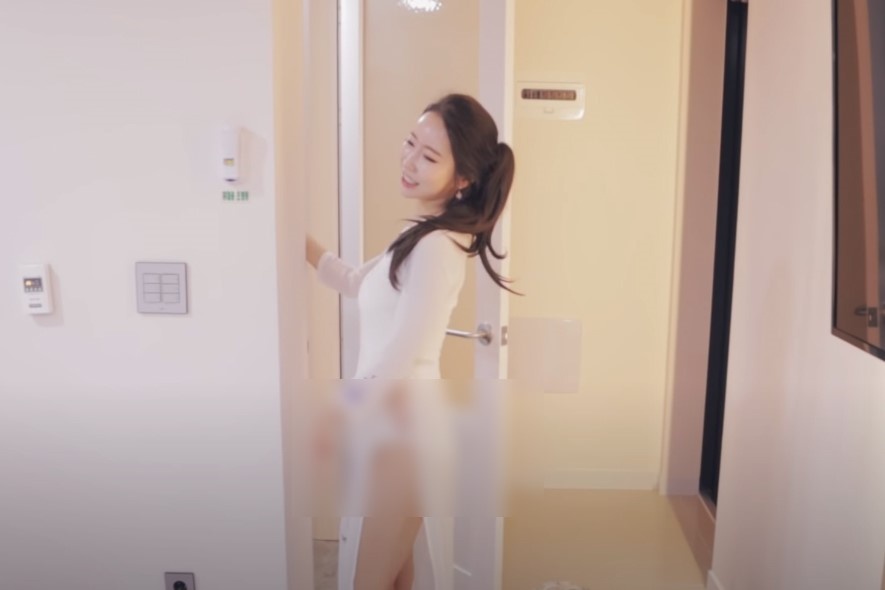 YouTuber Han Quoc dien ao dai khong quan anh 1