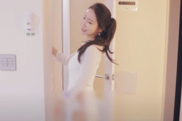 Dan mang Viet len an mot vlogger Han Quoc dien ao dai khong quan hinh anh