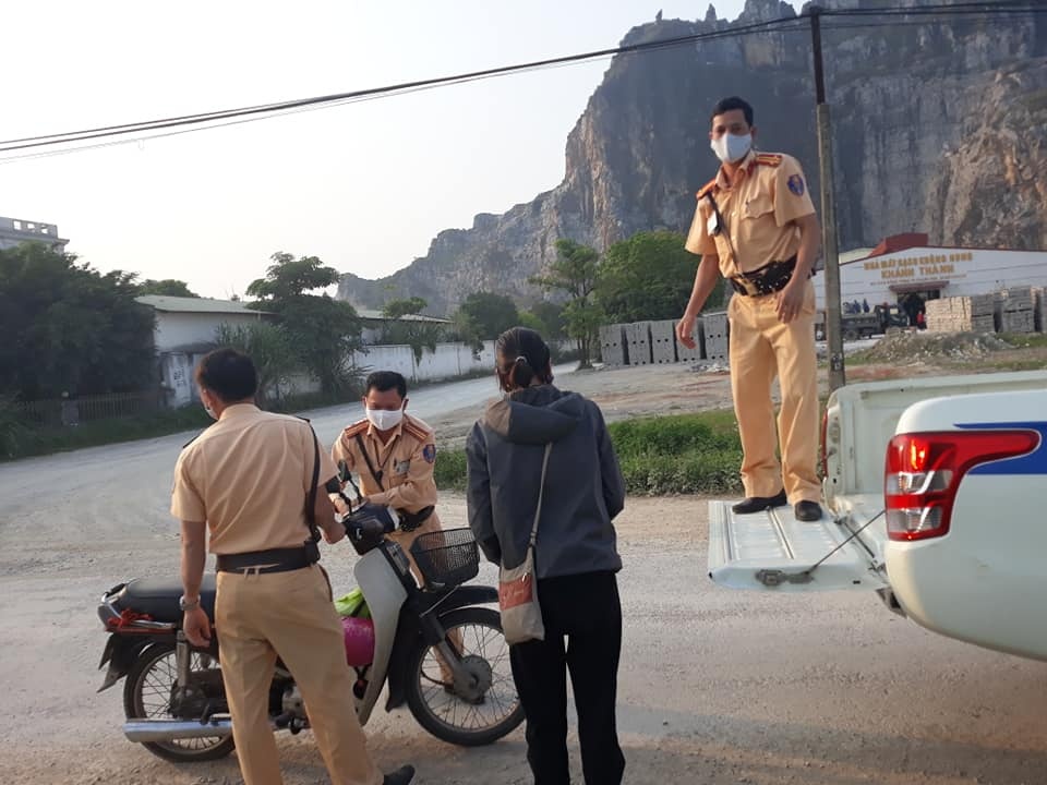 2 co gai duoc CSGT giup do khi bi hong xe tren duong ve que nghi le hinh anh