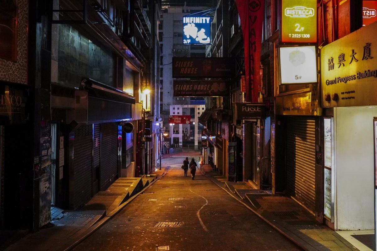 nhiem Covid-19 khi lam viec o hop dem anh 3