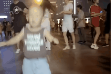 Cau be 4 tuoi la ngoi sao mang nho nhay mua 'mau lua' o quang truong hinh anh