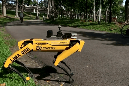 Robot 4 chan di tuan tra, nhac nguoi dan Singapore gian cach xa hoi hinh anh