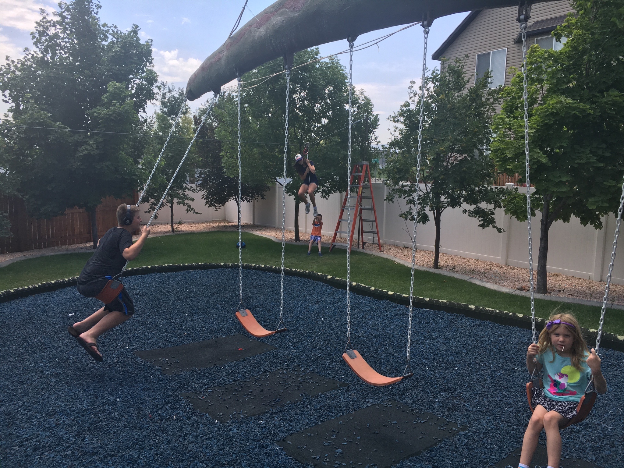 ong bo lam san choi khung long cho con anh 8