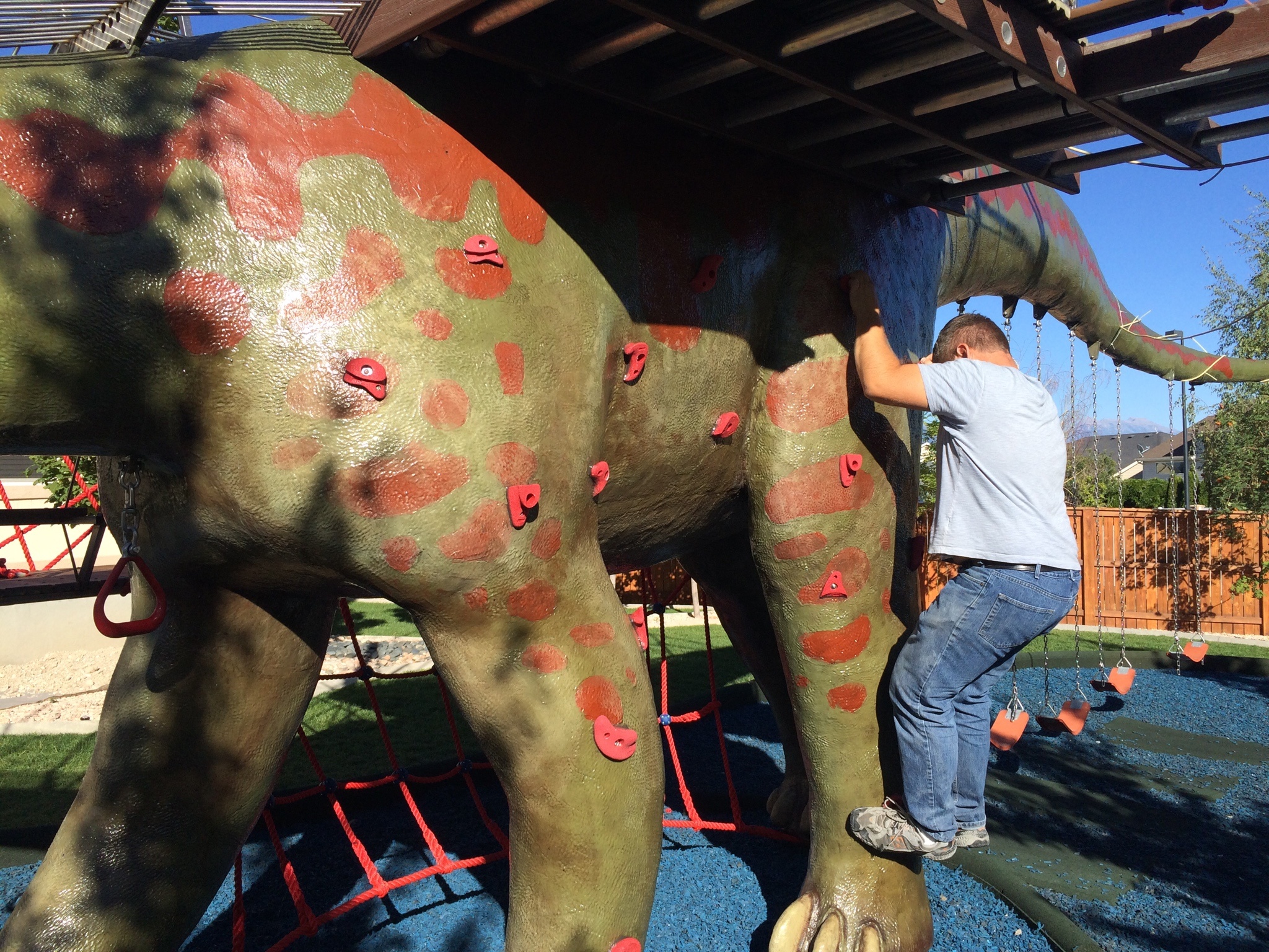 ong bo lam san choi khung long cho con anh 9