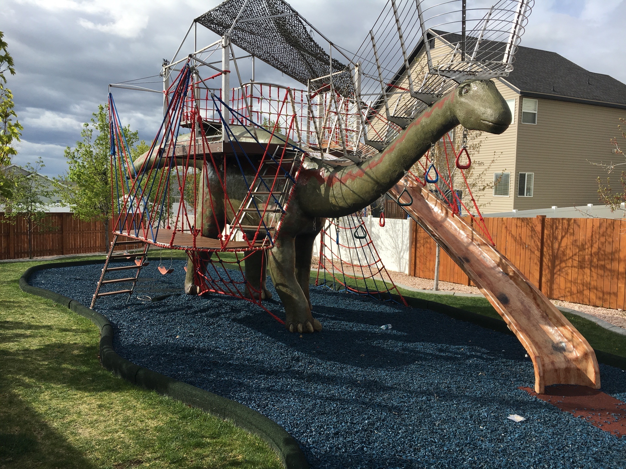 ong bo lam san choi khung long cho con anh 1