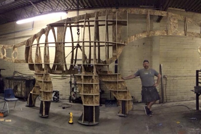 ong bo lam san choi khung long cho con anh 4