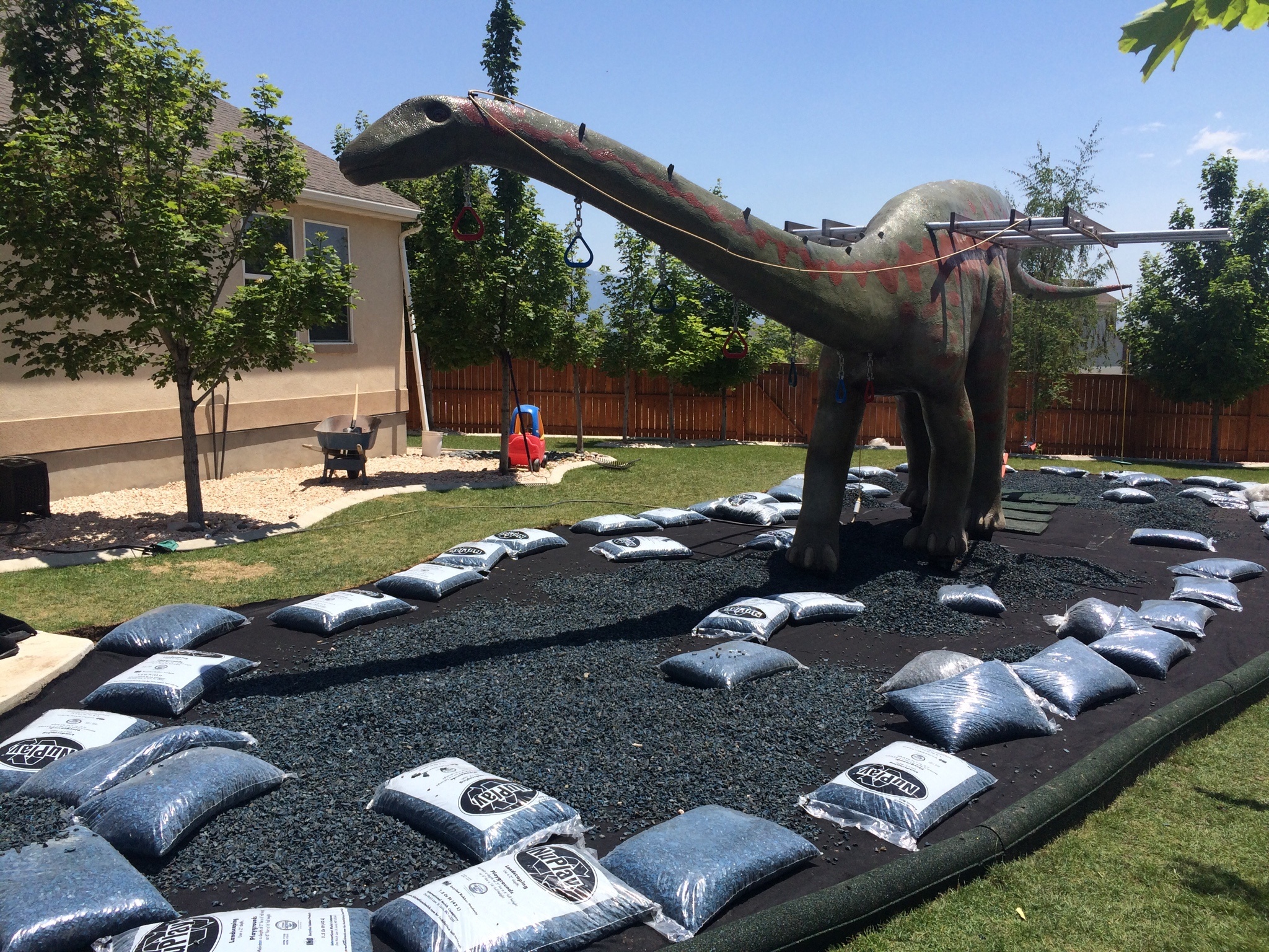 ong bo lam san choi khung long cho con anh 7