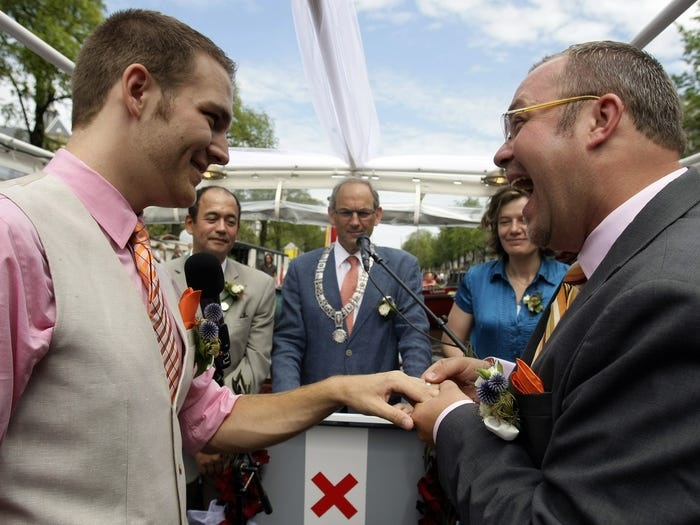 Hon nhan dong tinh duoc chap thuan anh 2