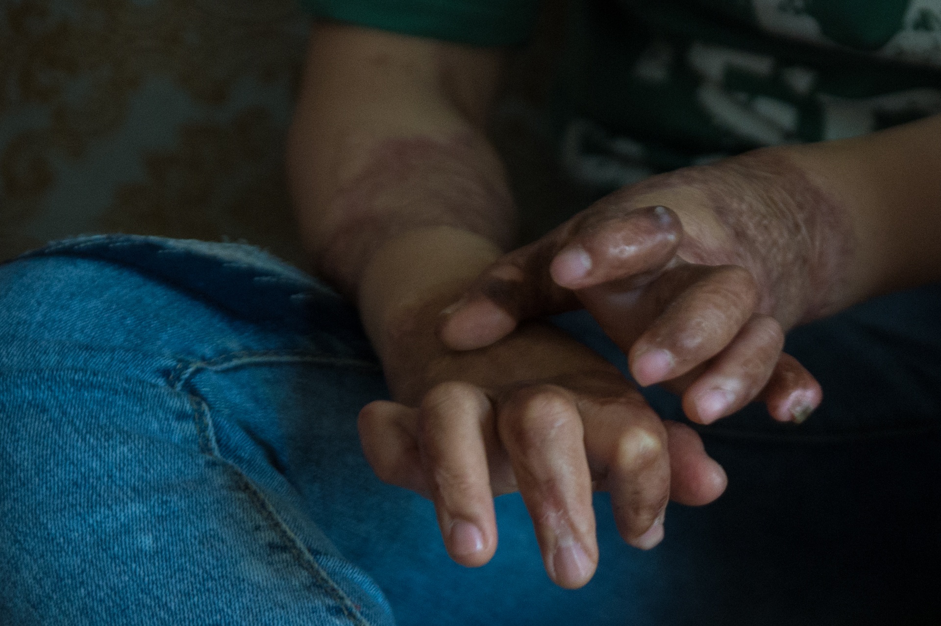 co gai bi chong tam xang dot anh 7