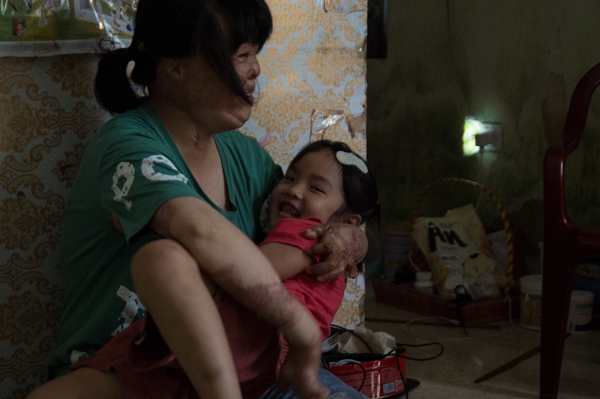 co gai bi chong tam xang dot anh 8