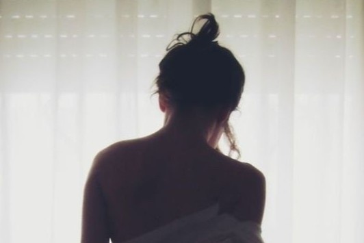 Chap nhan trao doi tinh duc voi chu nha vi so mat cho o do dich hinh anh