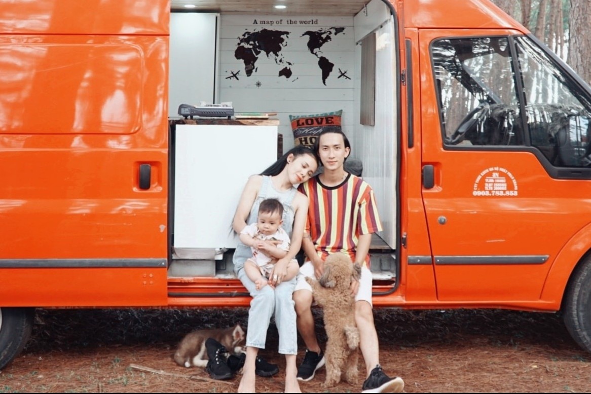 Doi vo chong chi 250 trieu dong tu cai tao oto cu thanh nha di dong hinh anh