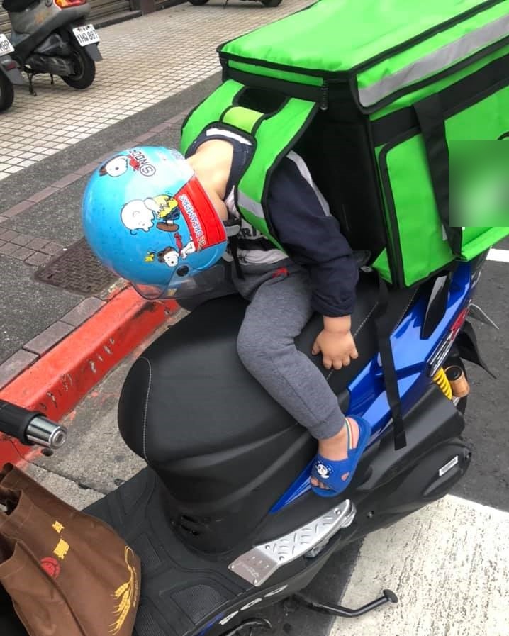 bo dua con trai 3 tuoi di ship hang cung anh 2