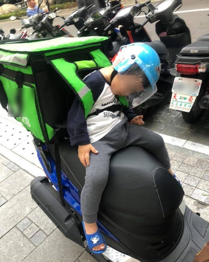 bo dua con trai 3 tuoi di ship hang cung anh 1