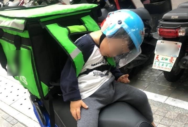 Em be ngu gat tren xe khi cung bo di ship hang khien dan mang xuc dong hinh anh