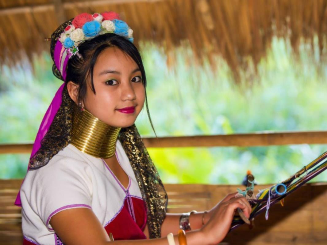 Dang sau cach lam dep dau don cua 'phu nu huou cao co' o Myanmar hinh anh