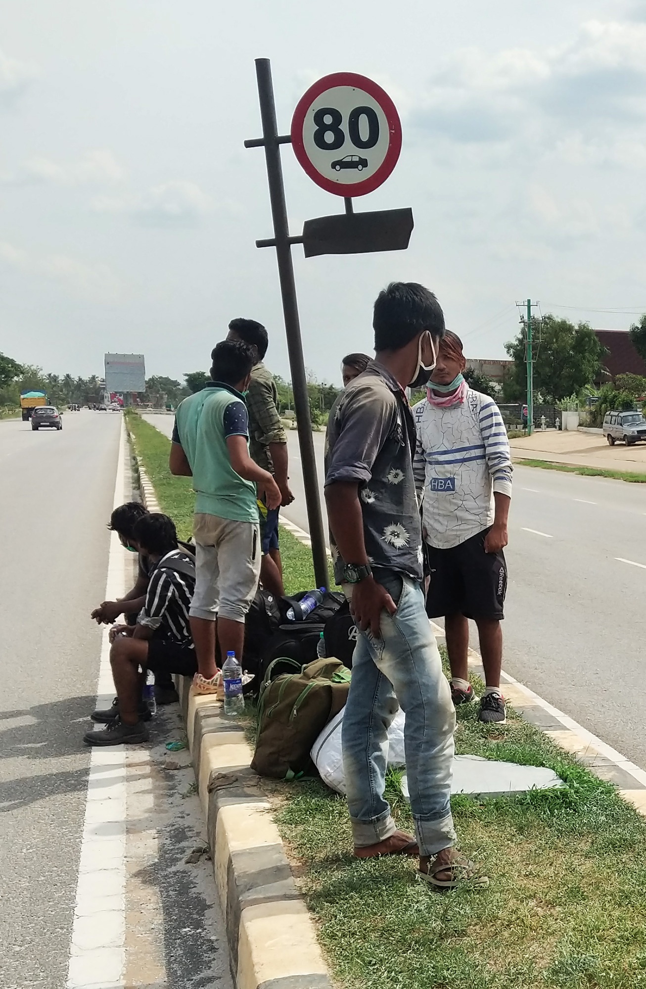 nguoi lao dong di bo ve nha anh 3