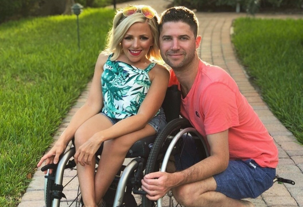 Chuyen tinh dep 14 nam cua co gai co the 'gay xuong chi vi hat hoi' hinh anh