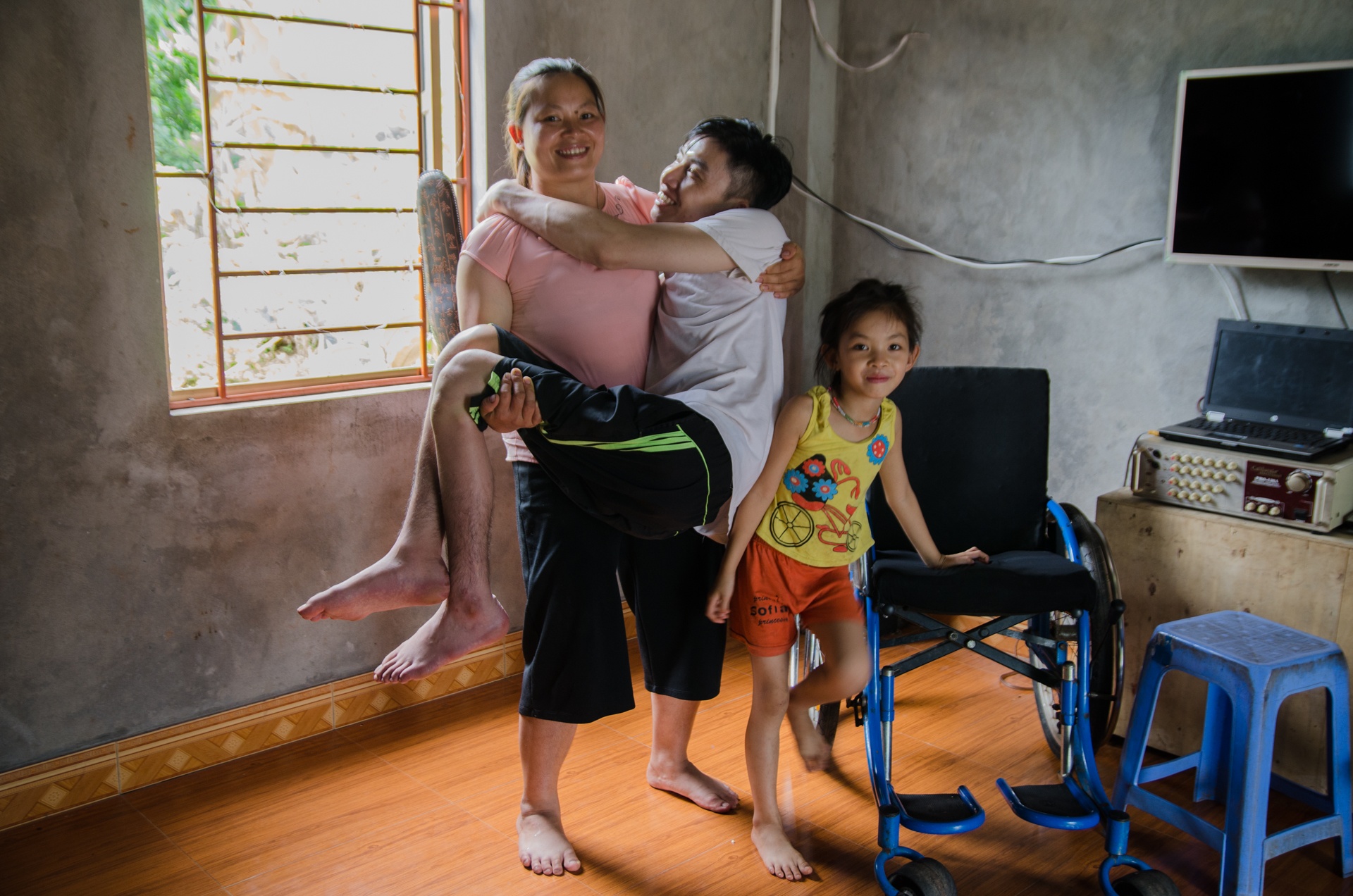 Nguoi dan ong bi liet chan tung khuyen vo di lay chong khac hinh anh