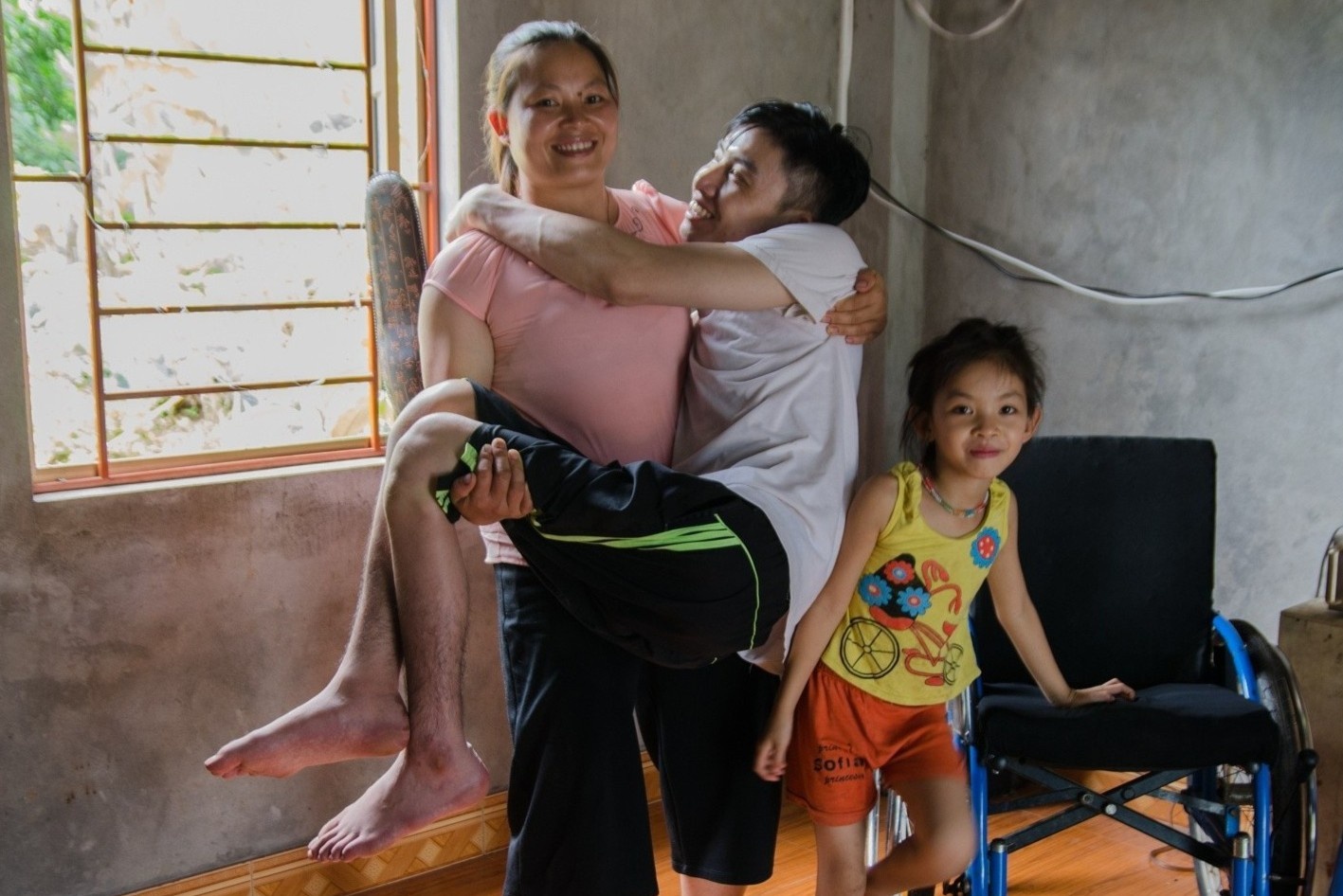 Gia dinh hanh phuc cua nguoi tung khuyen vo di lay chong khac hinh anh
