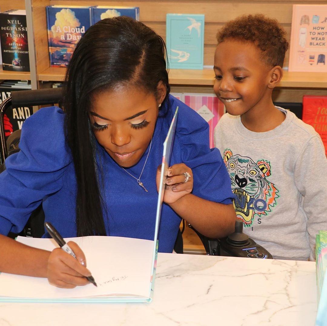 nghi luc cua co gai ngoi xe lan anh 4