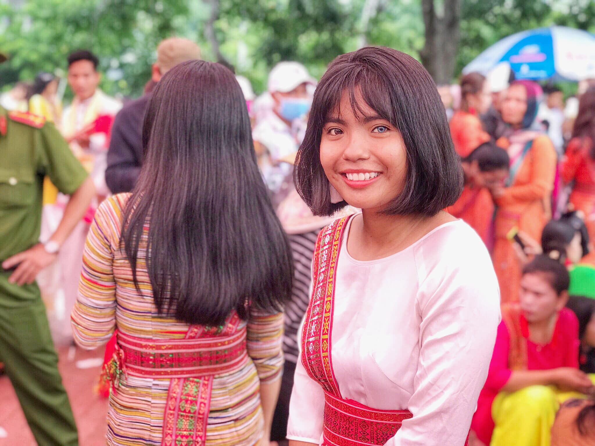 co gai Cham co 2 mau mat anh 6