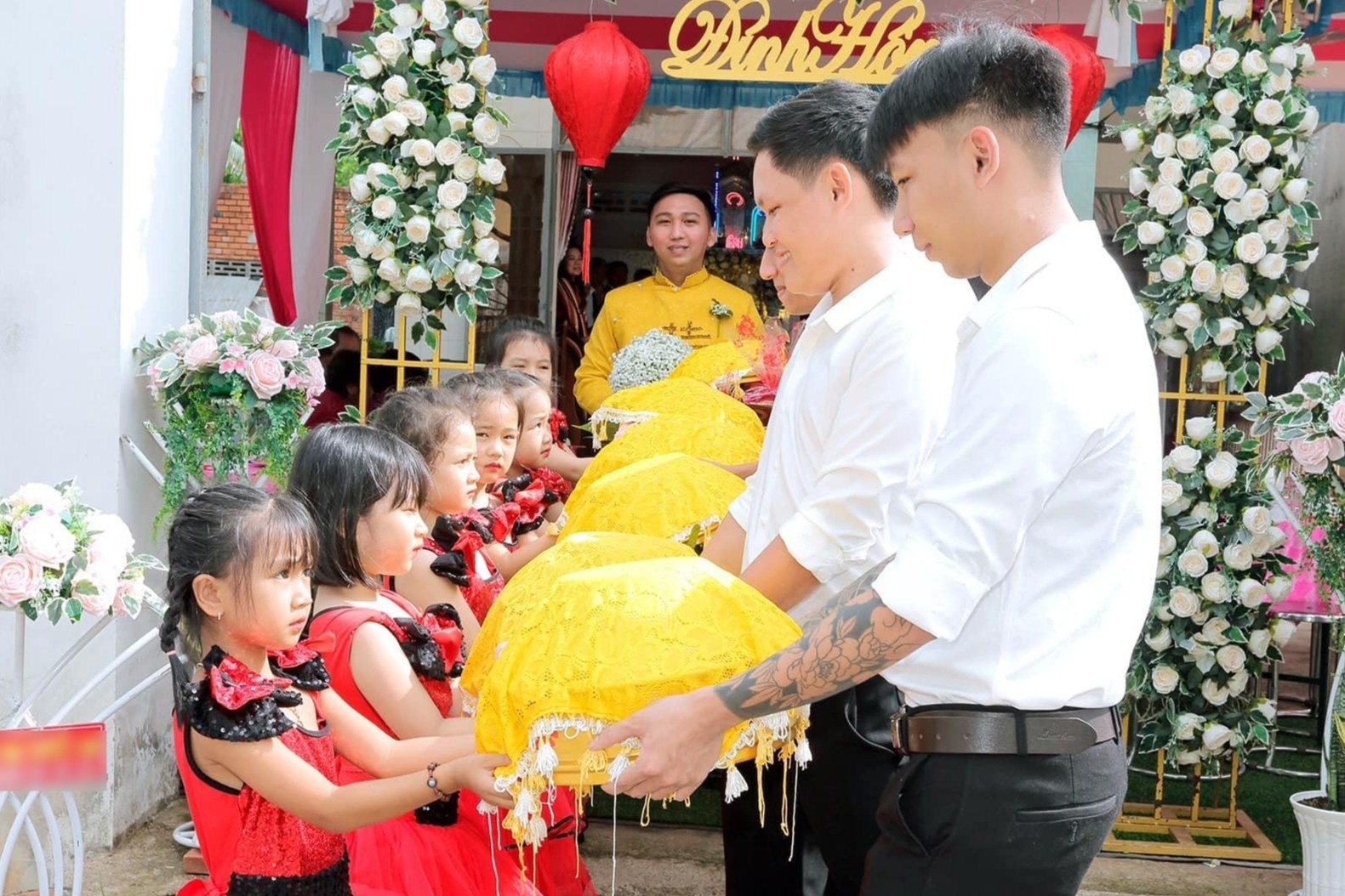 Tranh cai viec co dau Vung Tau nho 6 be gai be trap trong dam hoi hinh anh