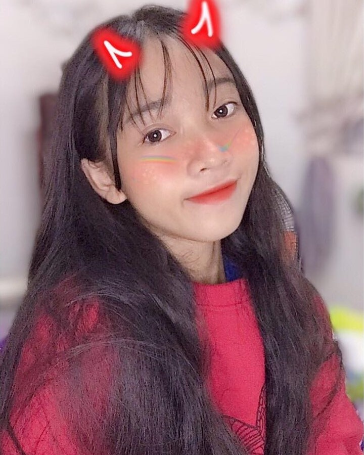 nữ sinh đeo huy chương kín cổ ảnh 2 nu sinh deo huy chuong kin co anh 2