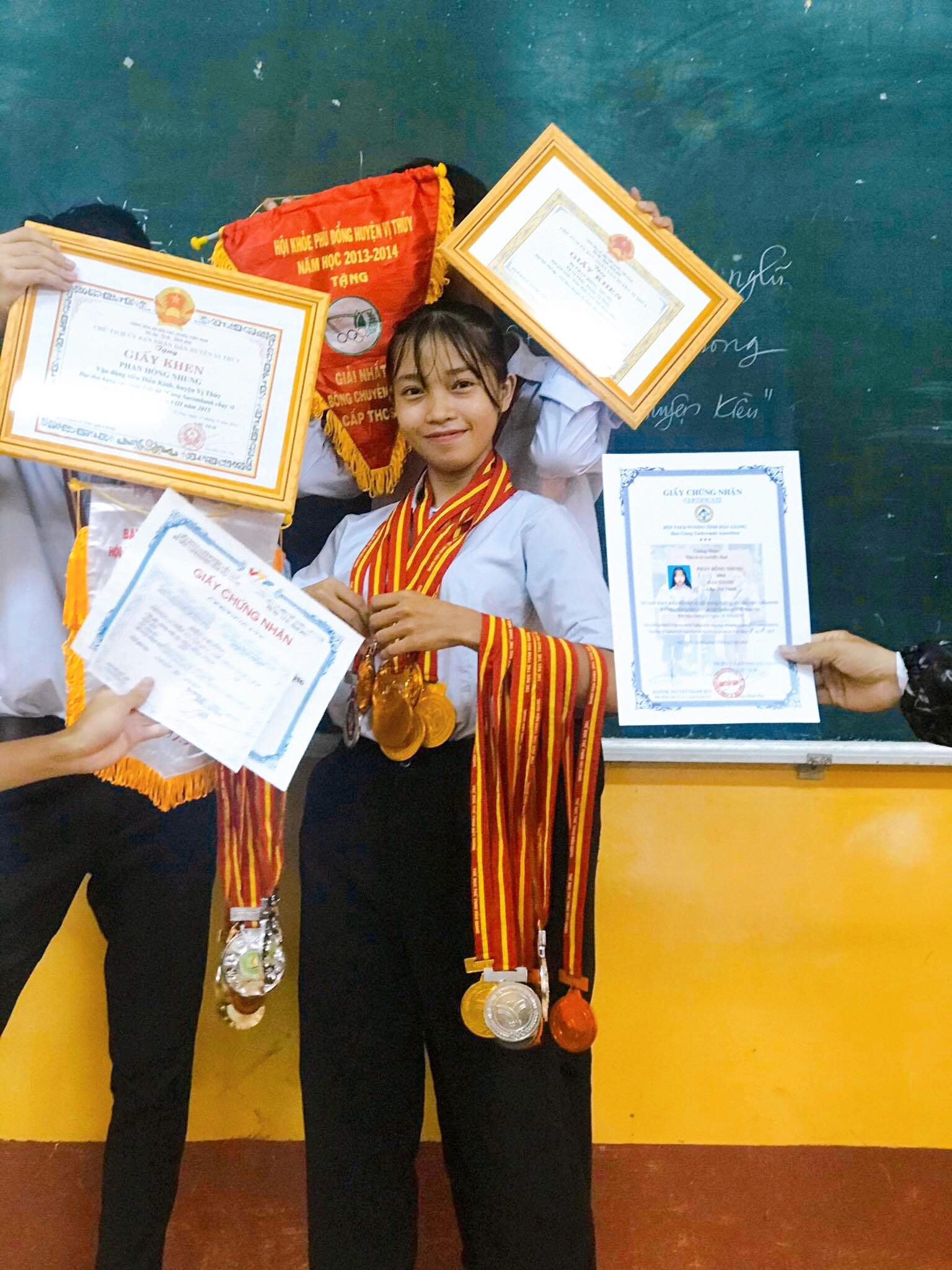 nữ sinh đeo huy chương kín cổ ảnh 1 nu sinh deo huy chuong kin co anh 1