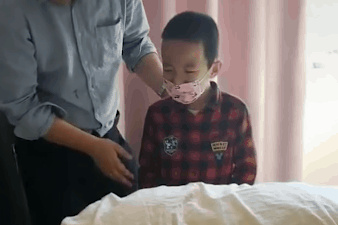 Cau be bat khoc vi thuong me vua sinh em be hinh anh