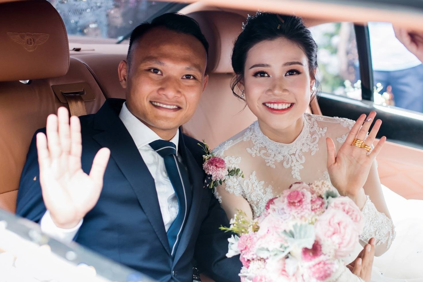 Cac co dau kin tieng cua cau thu, toi ngay cuoi moi lo dien hinh anh