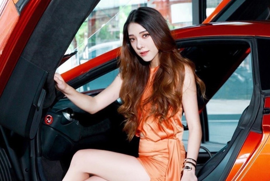 Nu ty phu bi an, hot girl so 1 Hollywood cung dam me sieu xe hinh anh