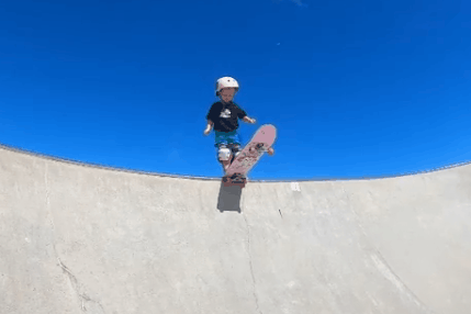 'Than dong truot van' 3 tuoi hut fan tren mang hinh anh