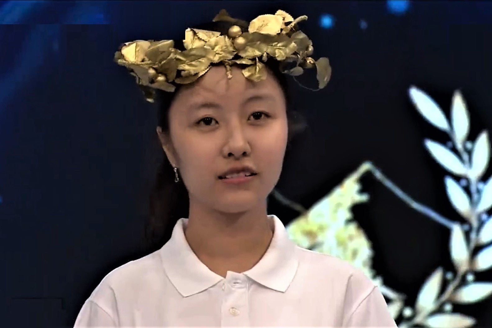 Nu sinh ap dao 3 ban choi, lap ky luc diem so tai Olympia hinh anh