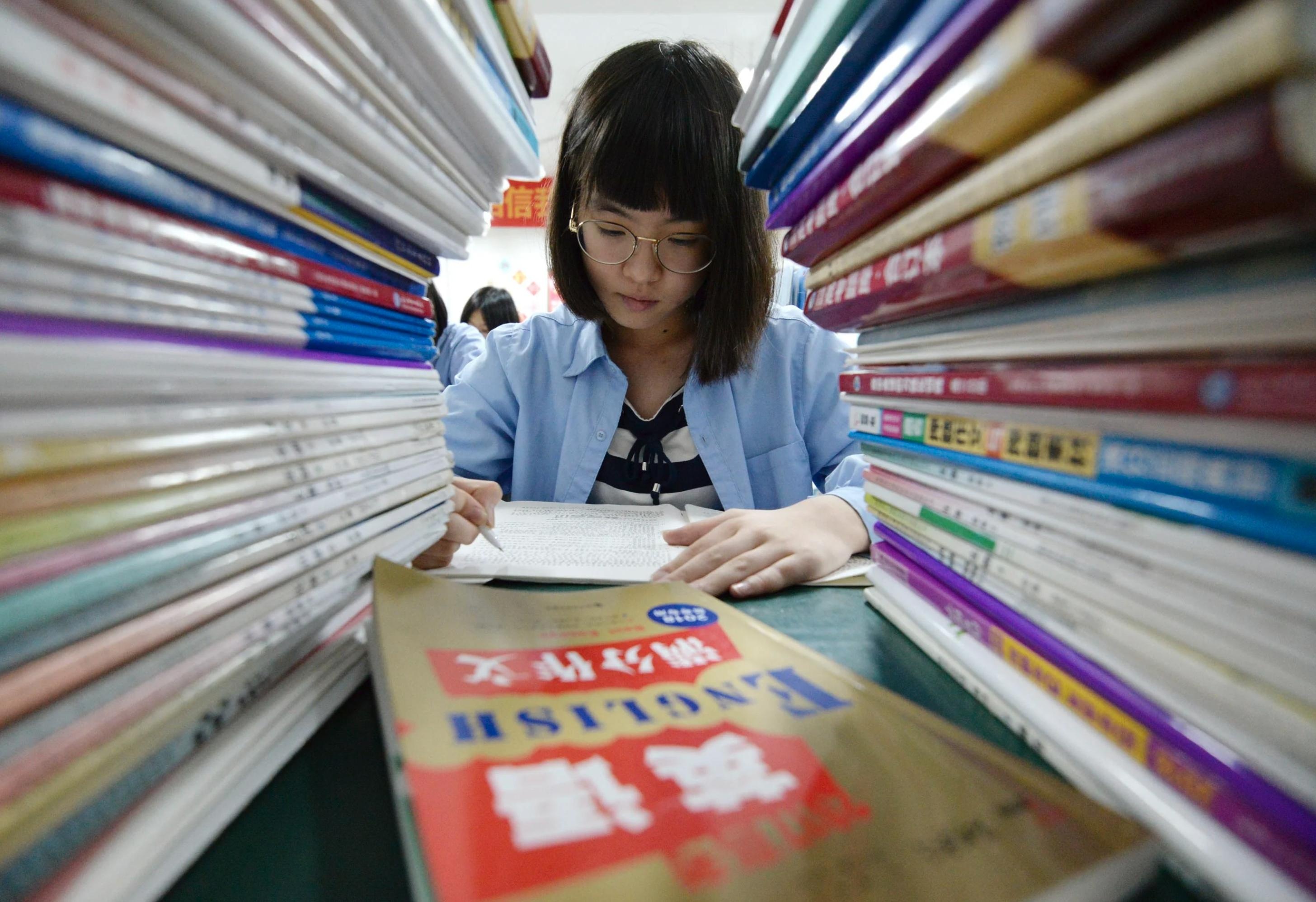 Mo vao truong tinh hoa, gioi tre TQ hoc bat mang, thi gaokao 2-3 lan hinh anh