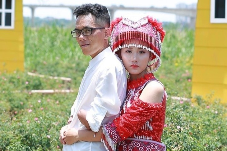 Chang trai nguoi Dao cut 2 tay, gap vo kem 11 tuoi nho mang xa hoi hinh anh