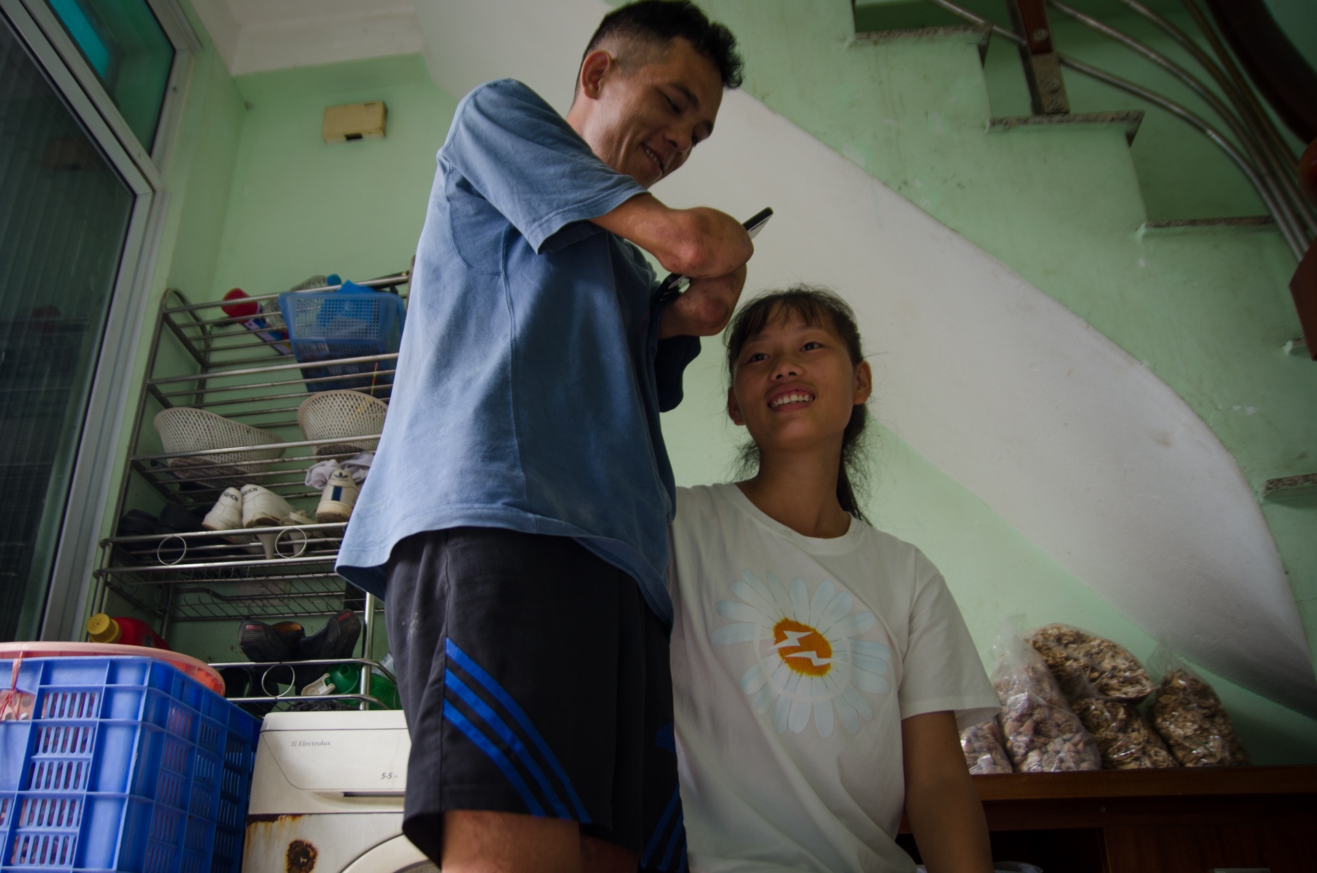 chang trai cut 2 tay sap cuoi vo anh 1