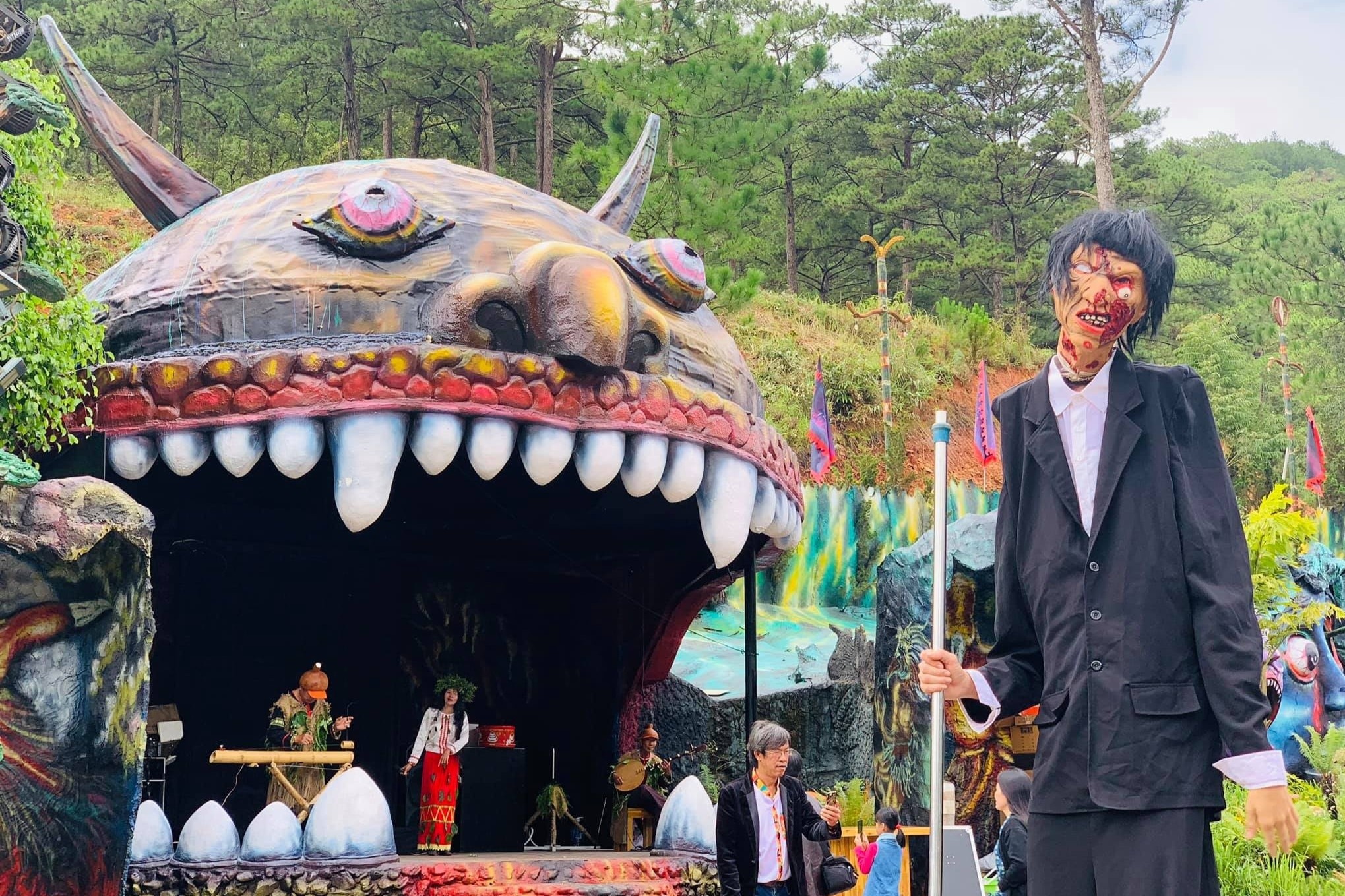Bị đánh hội đồng vì đăng bài chê bai khu du lịch Quỷ Núi ảnh 2 Bi danh hoi dong vi dang bai che bai khu du lich Quy Nui anh 2