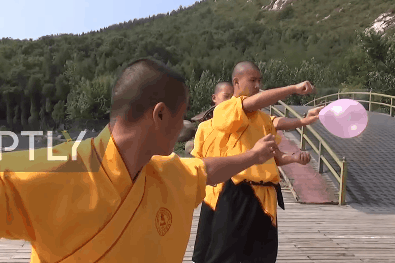 Nha su Thieu Lam dung Kung Fu dam xuyen cay kim qua tam kinh hinh anh