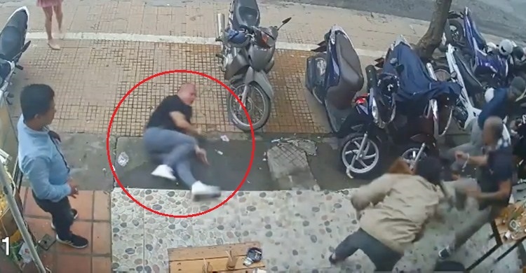 Bị đánh hội đồng vì đăng bài chê bai khu du lịch Quỷ Núi ảnh 1 Bi danh hoi dong vi dang bai che bai khu du lich Quy Nui anh 1