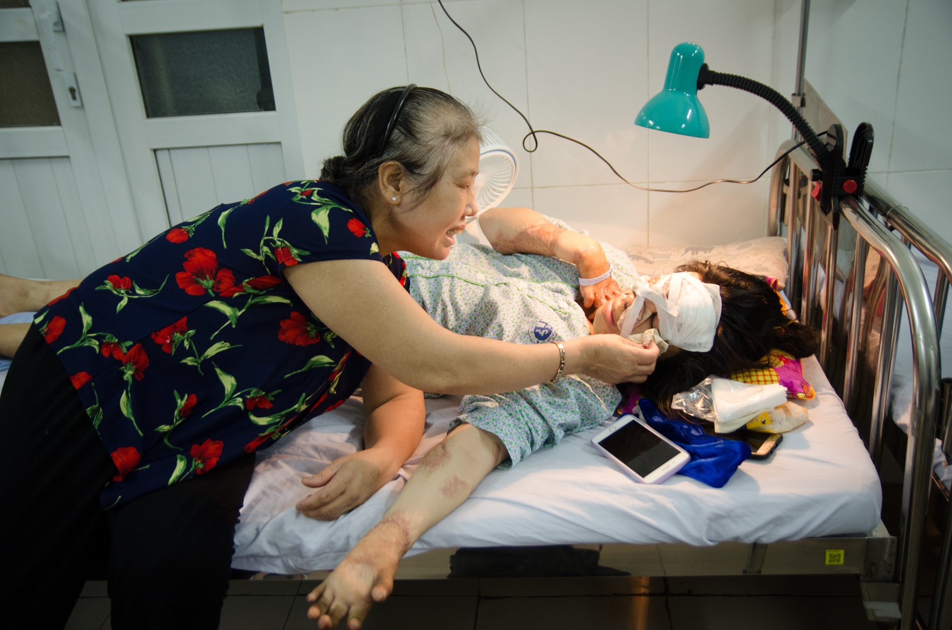 cô gái bị chồng tẩm xăng đốt ảnh 2 co gai bi chong tam xang dot anh 2