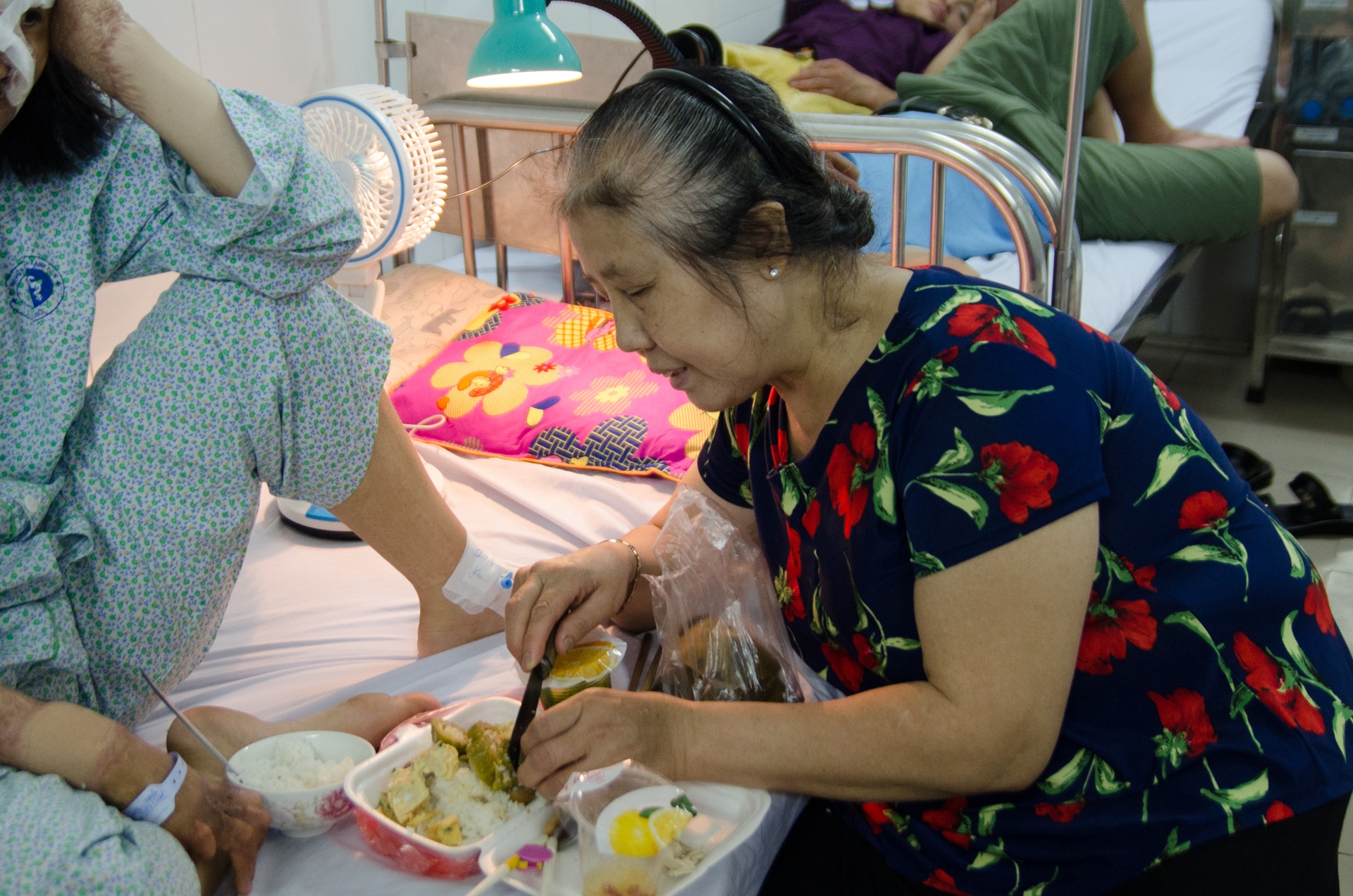 cô gái bị chồng tẩm xăng đốt ảnh 3 co gai bi chong tam xang dot anh 3