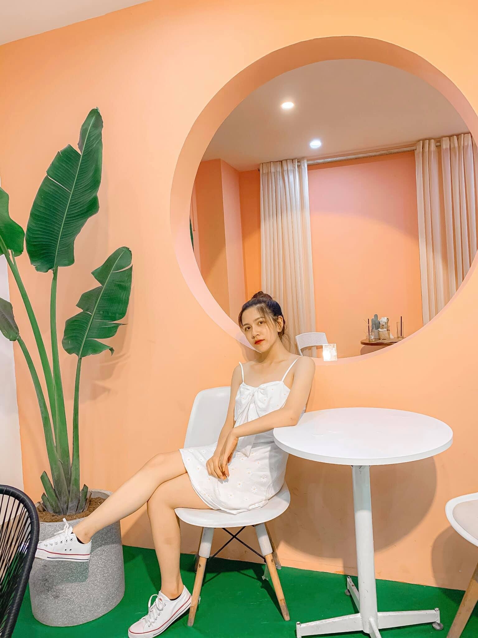 nu sinh xinh xan mac do quan su anh 7