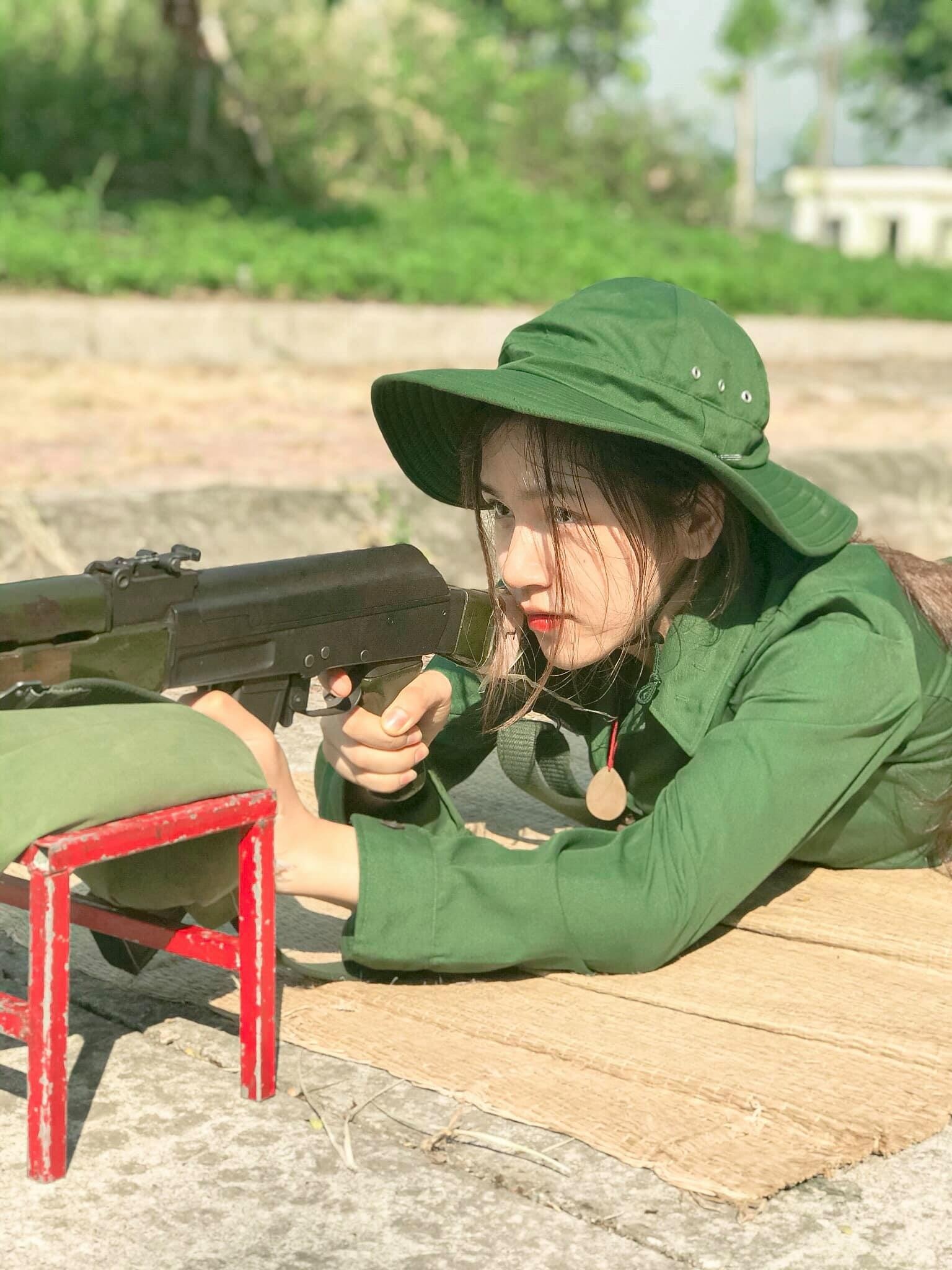 nu sinh xinh xan mac do quan su anh 2