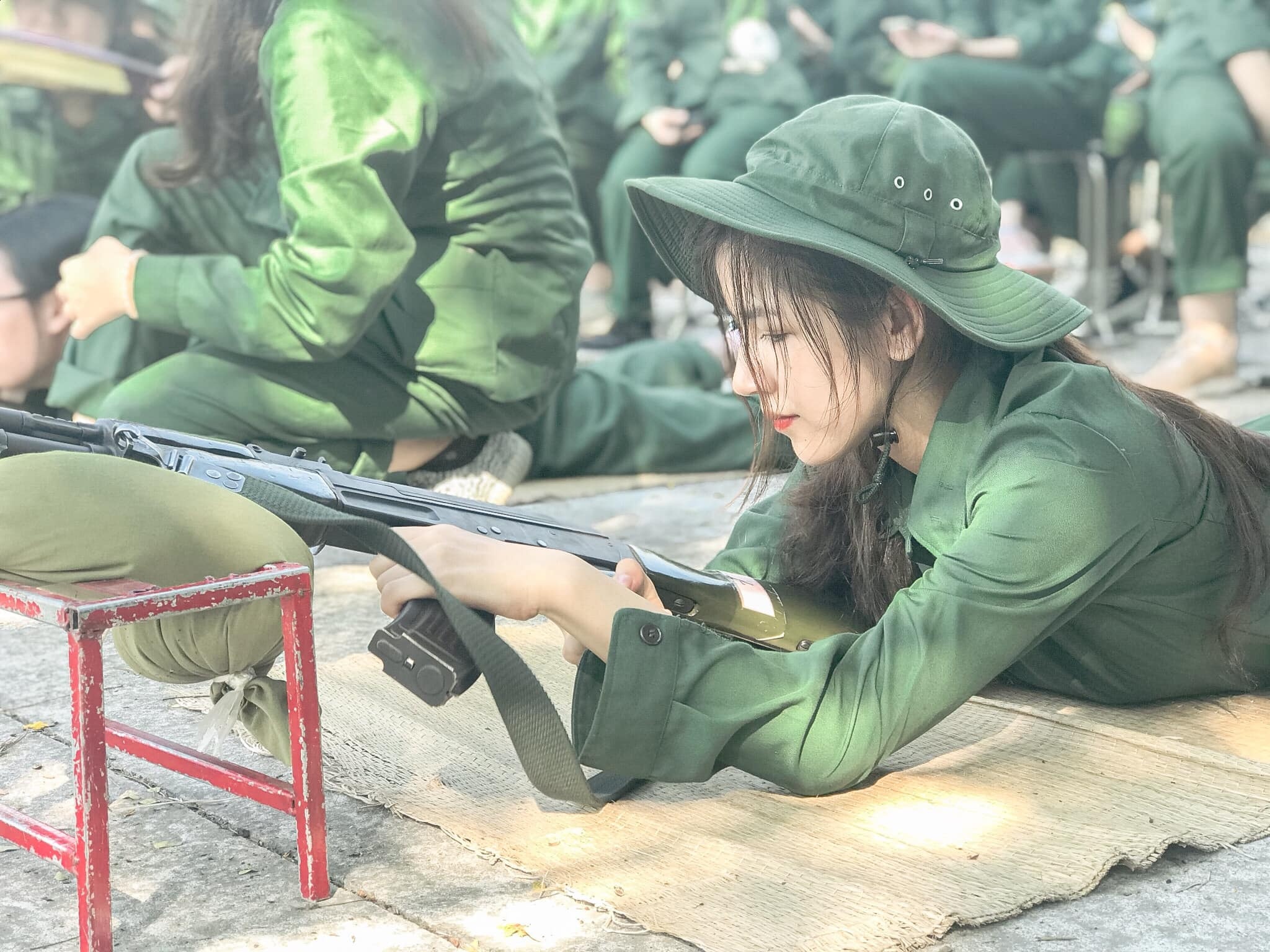 nu sinh xinh xan mac do quan su anh 1