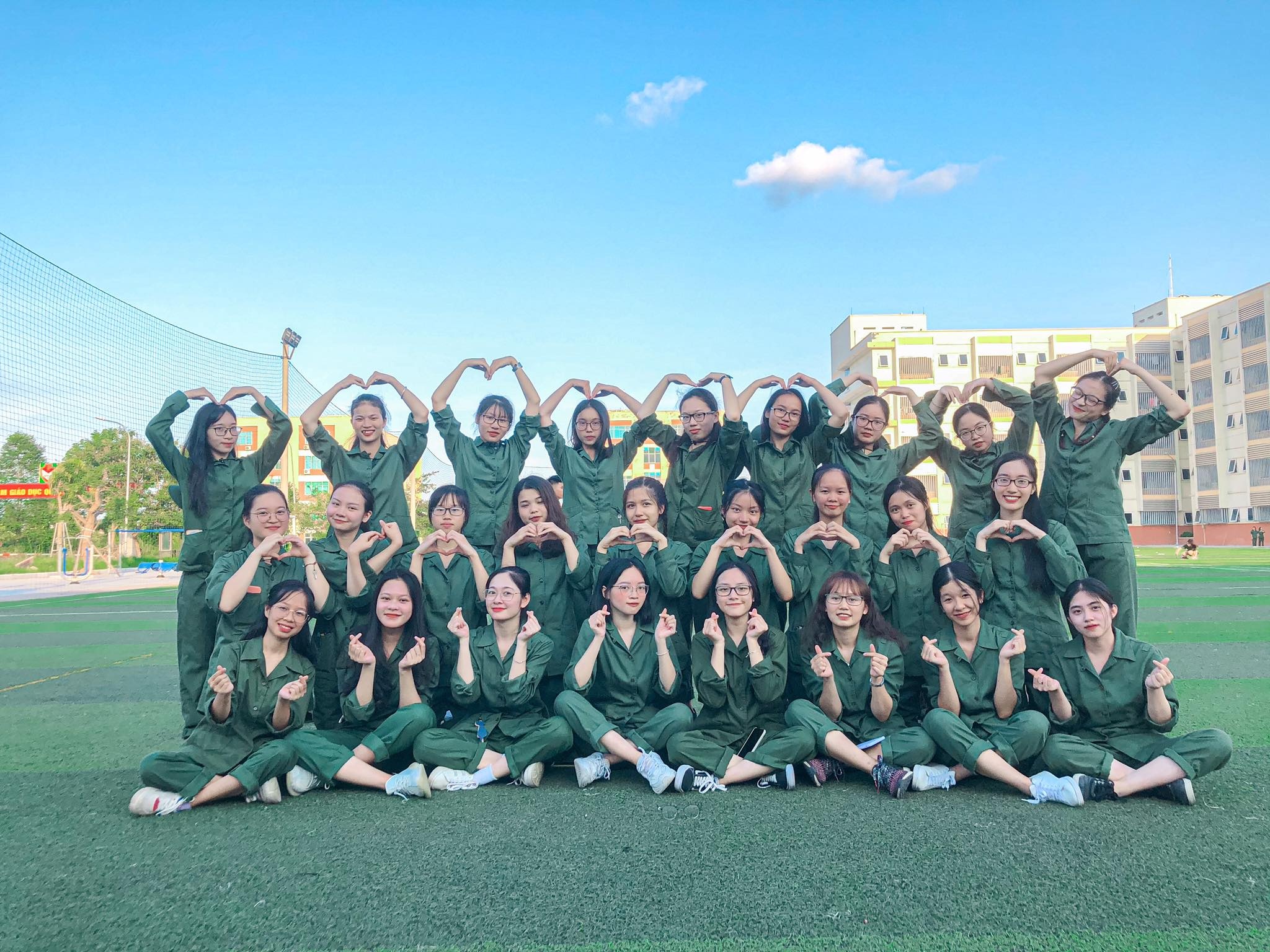 nu sinh xinh xan mac do quan su anh 3